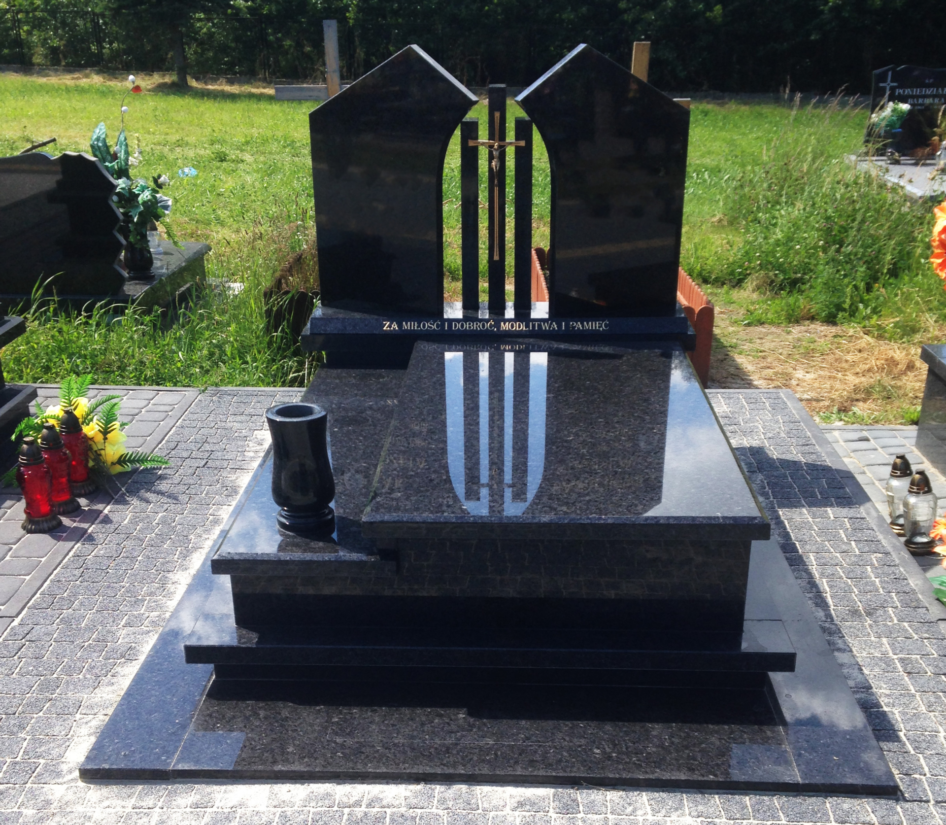 Nagrobek półtorówka z granitu Nero Angola