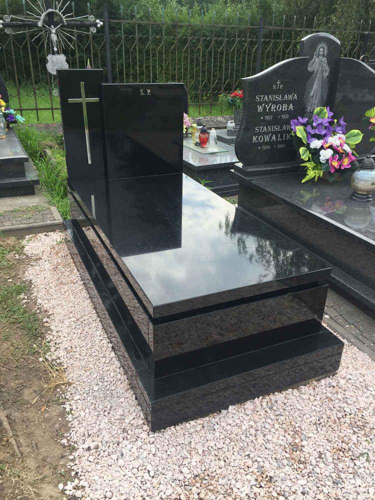 Ujęcie z przodu - Nagrobek Indian Black - litery ze stali nierdzewnej zdj. 1