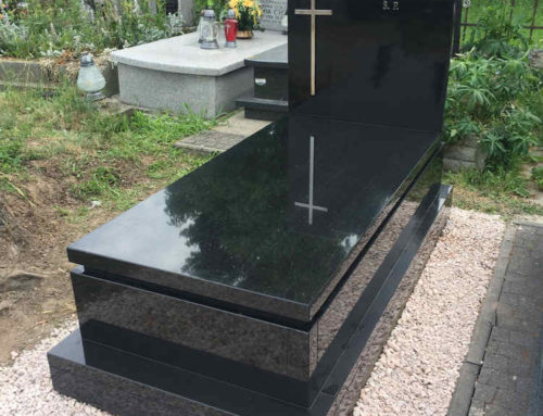 Nagrobek Indian Black – litery oraz krzyż ze stali nierdzewnej