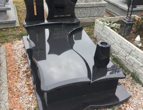 Nagrobek, dzielona attyka z granitu Indian Black