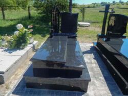 191 Widok na ciemny nagrobek z różnymi poziomami płyt