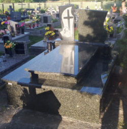 018 Zdjęcie nagrobka podówjnego z grafiką wykonanego przez firmę Vładex