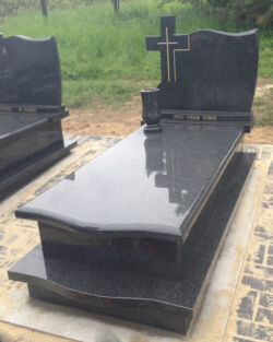 017 Zdjęcie nagrobka wykonanego z ciemnego granitu, nagrobek pojedyńczy