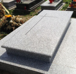 004 Zdjęcie nagrobka pojedyńczego płaskiego wykonanego z jasnego granitu