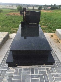 192 Nagrobek półtorówka z czarnego granitu