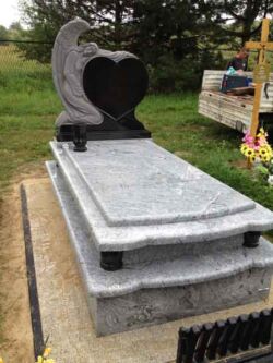 012 nagrobek z rzeźbą