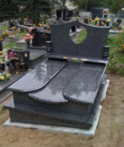 010 Nagrobek podwójny z nadstawką w kształcie serca