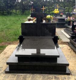 005 Zdjęcie nagrobka podwójnego wykonanego z ciemnego kamienia