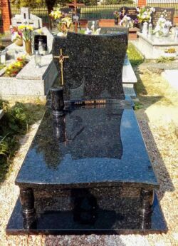 199 Nagrobek z granitu Nero Angola